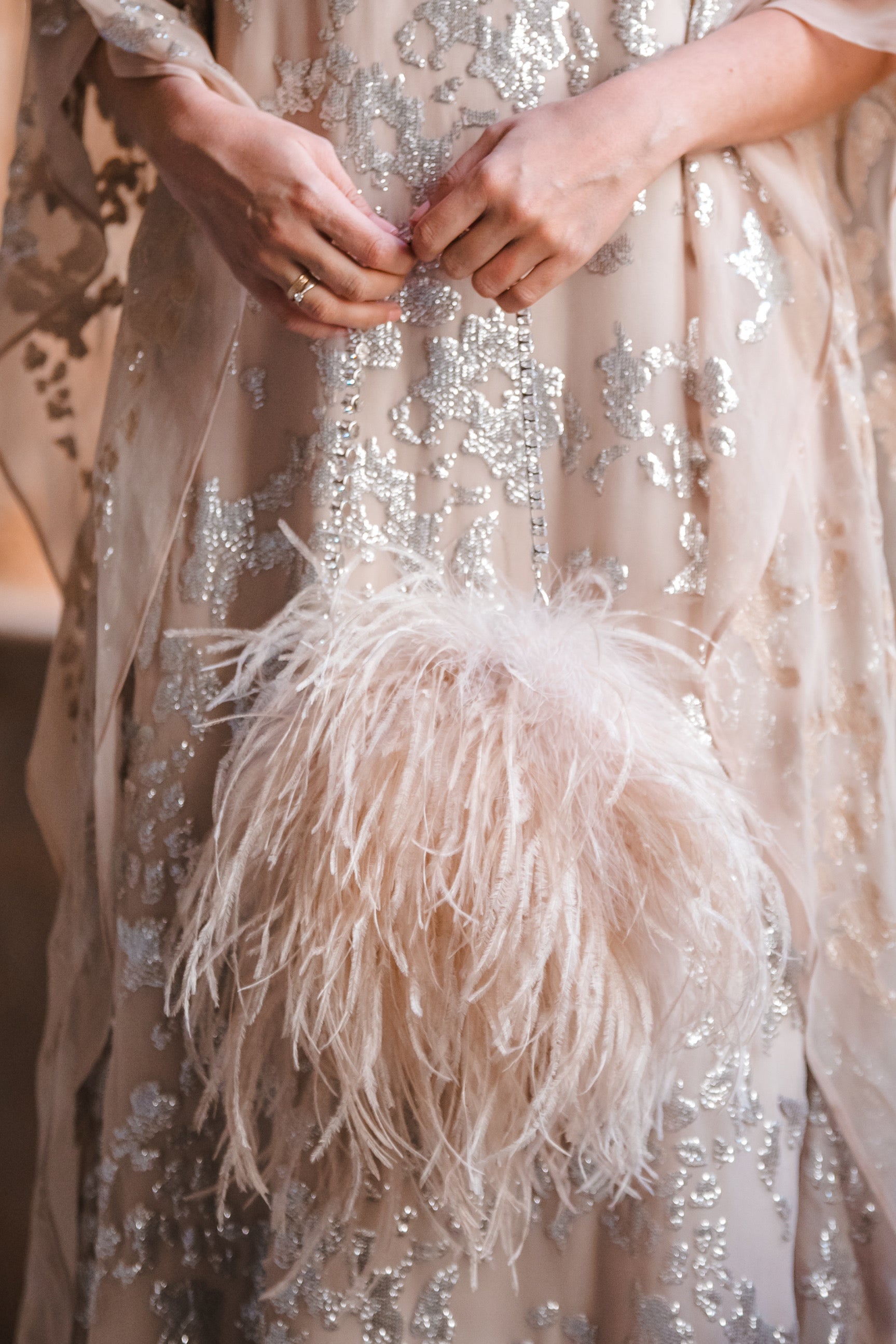 Bolsito plumas joya beige