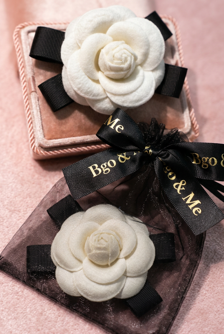 Broche Camelia blanca grosgrain