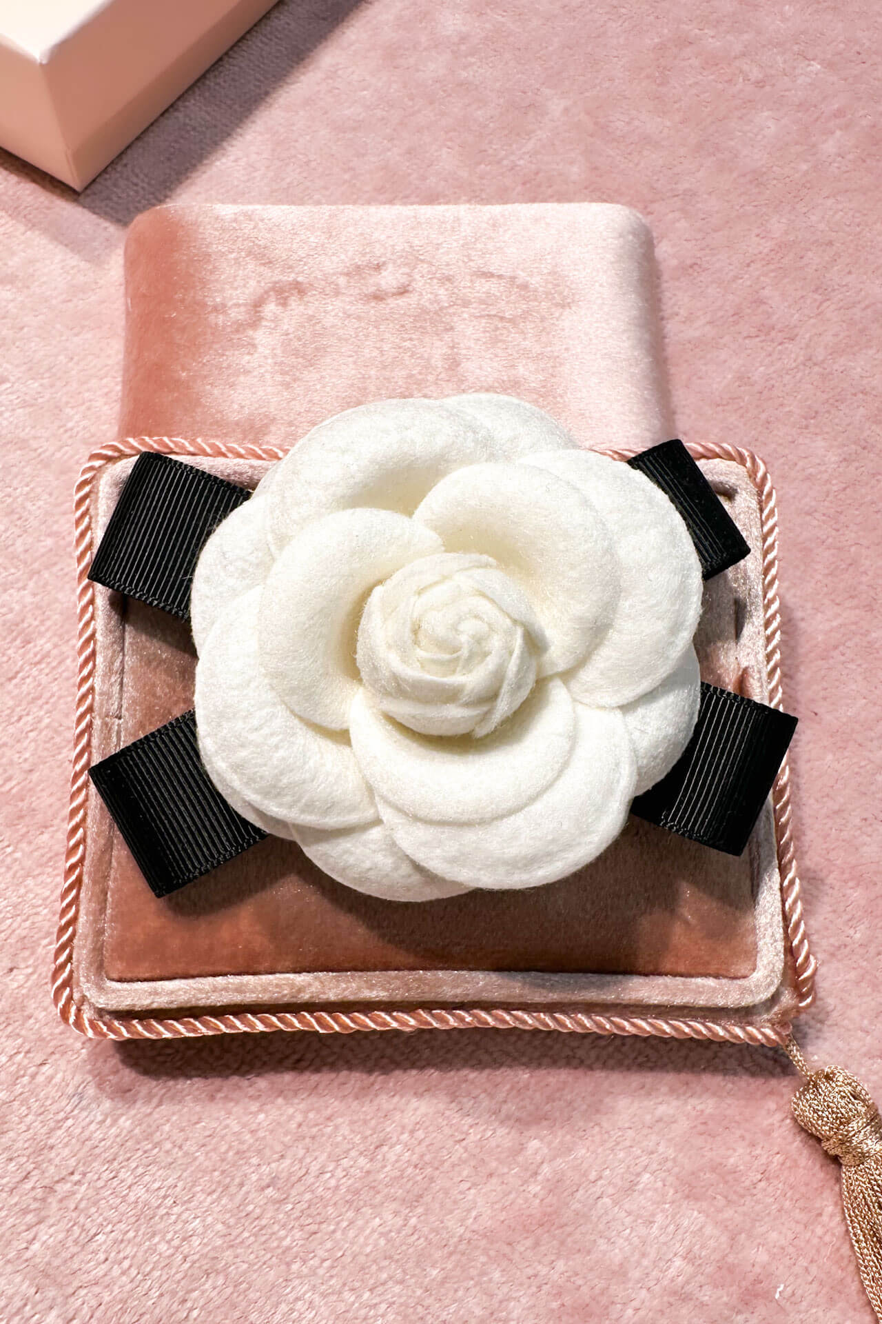 Broche/Pasador Camelia blanca grosgrain