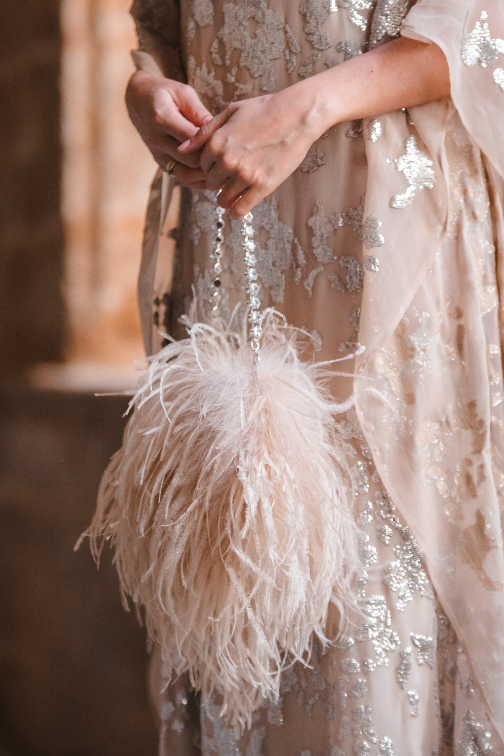 Bolsito plumas joya beige