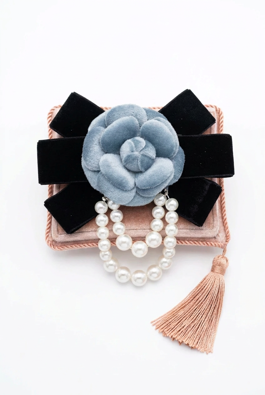 Broche camelia terciopelo y perlitas