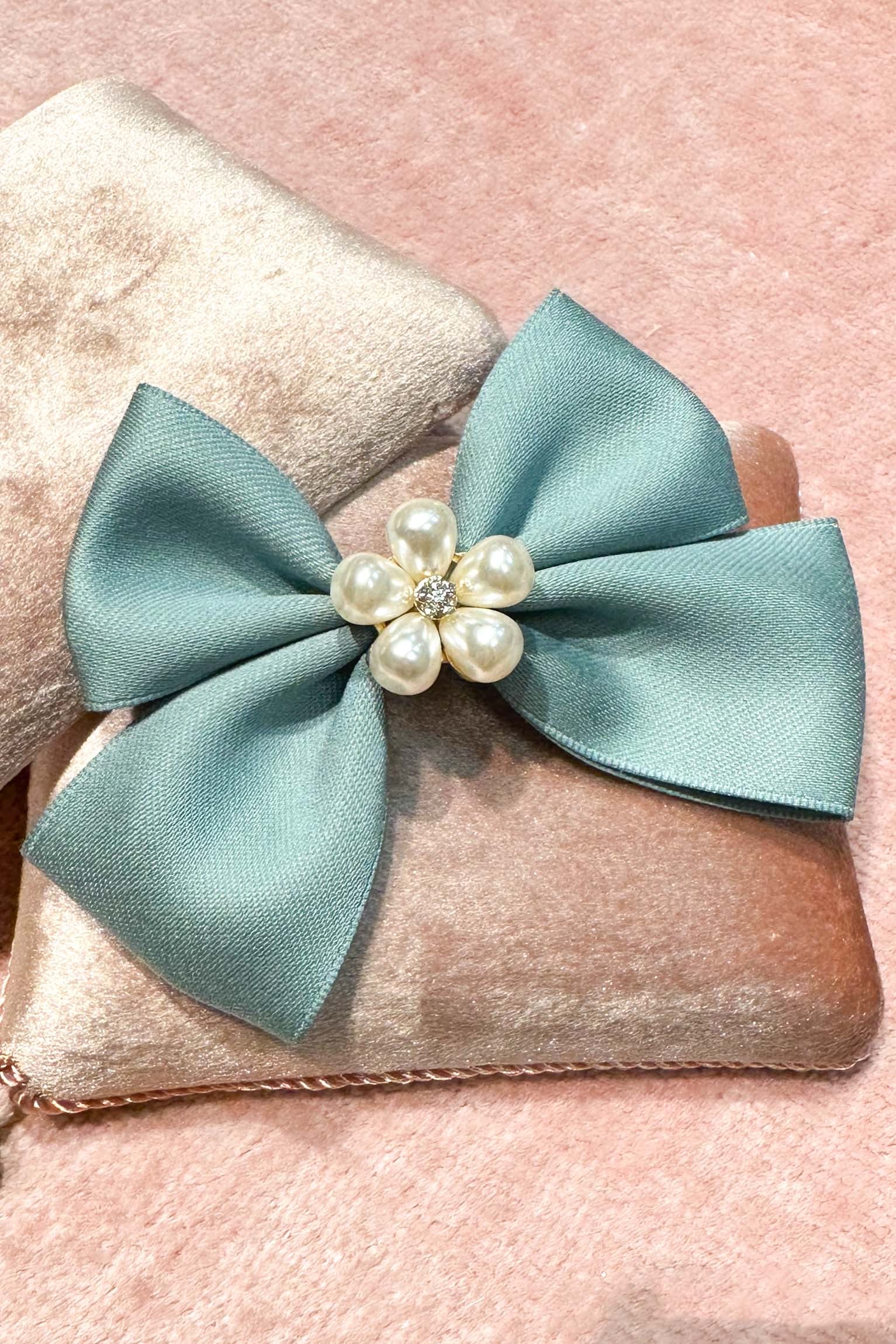 Pearl bow brooch