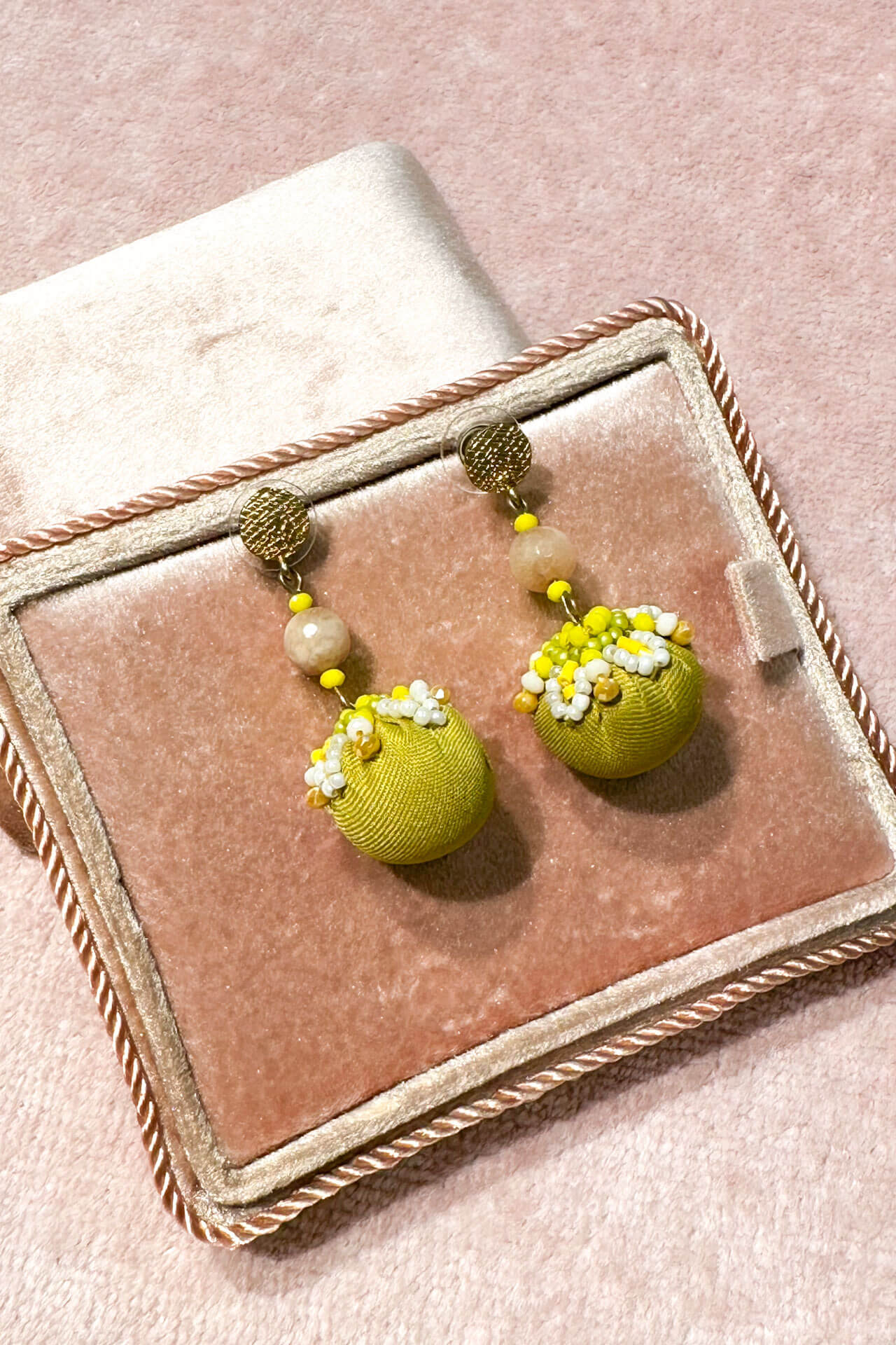 Pendientes bolita satén OUTLET