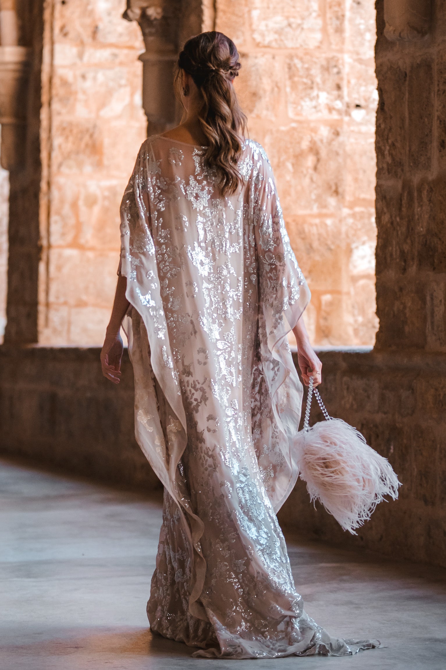 Bolsito plumas joya beige