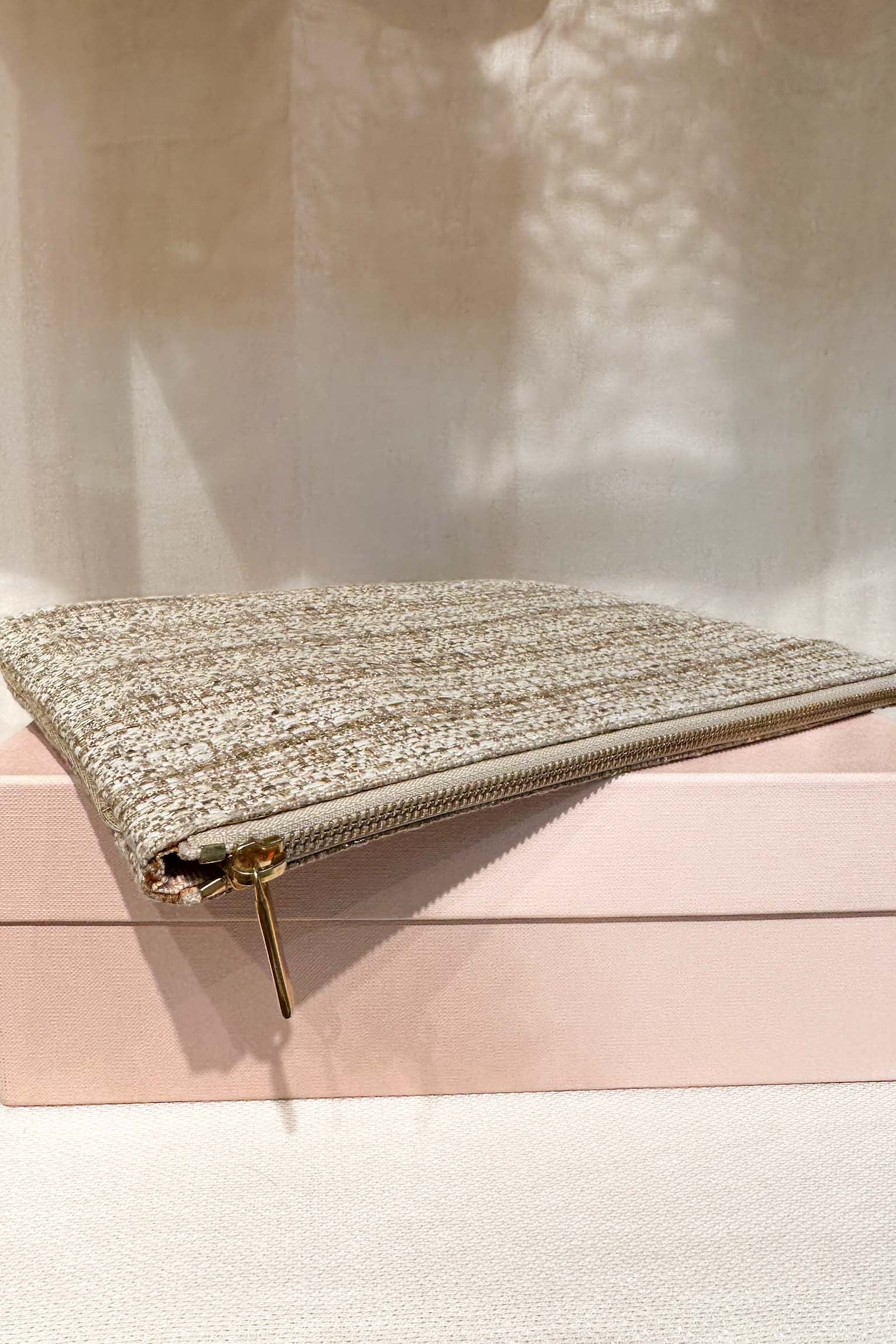 Cartera rafia cremallera beige/oro OUTLET