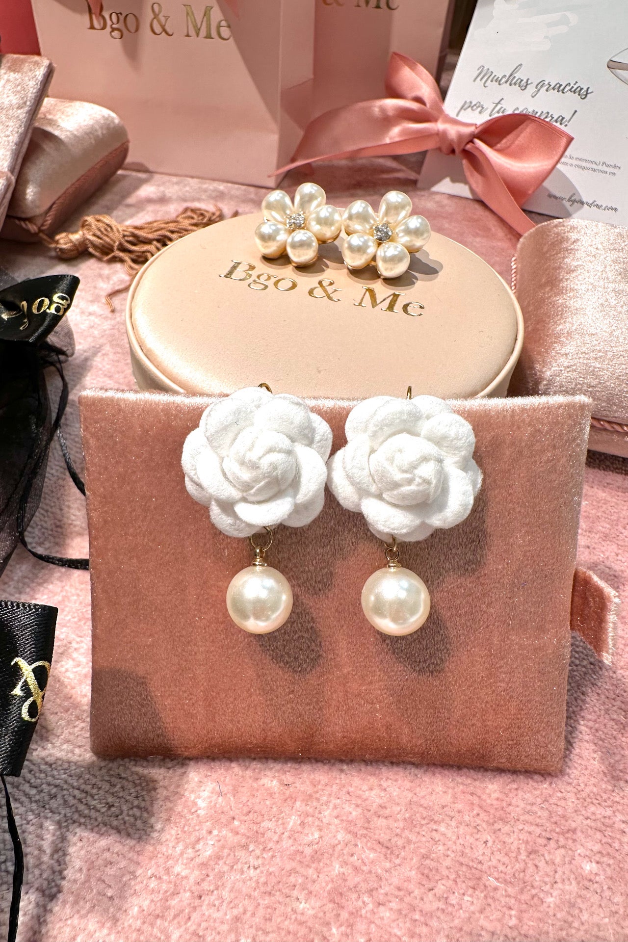 Pendientes Camelia blanca perlitas