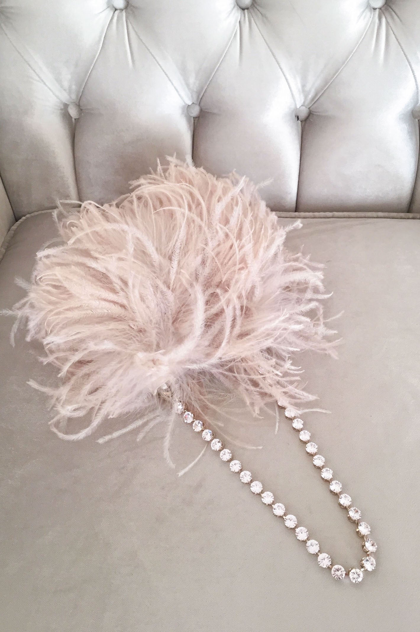 Bolsito plumas joya beige