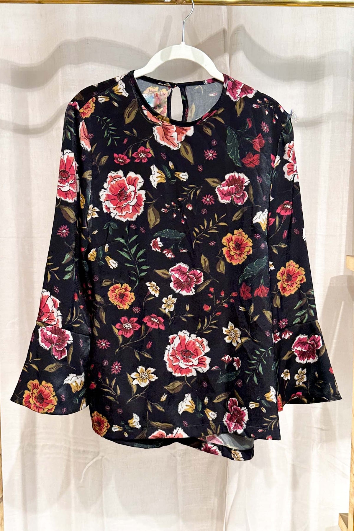 Blusa satinada flores Sample Sale | Bgo & Me