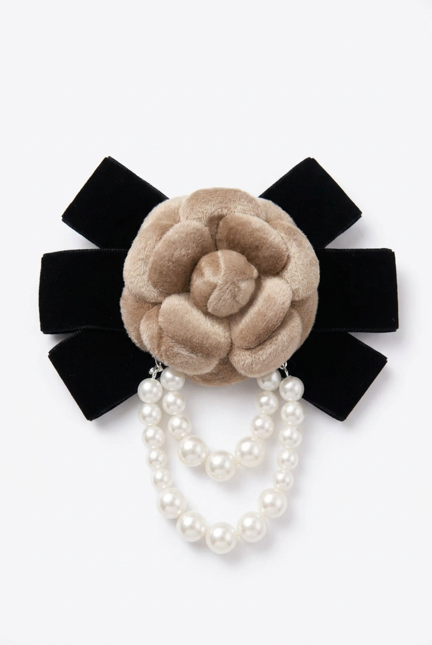 Broche camelia terciopelo y perlitas