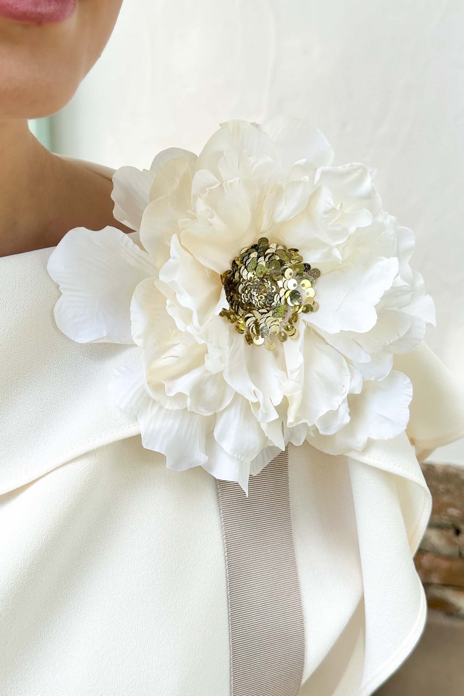 Broche flor paillettes crudo