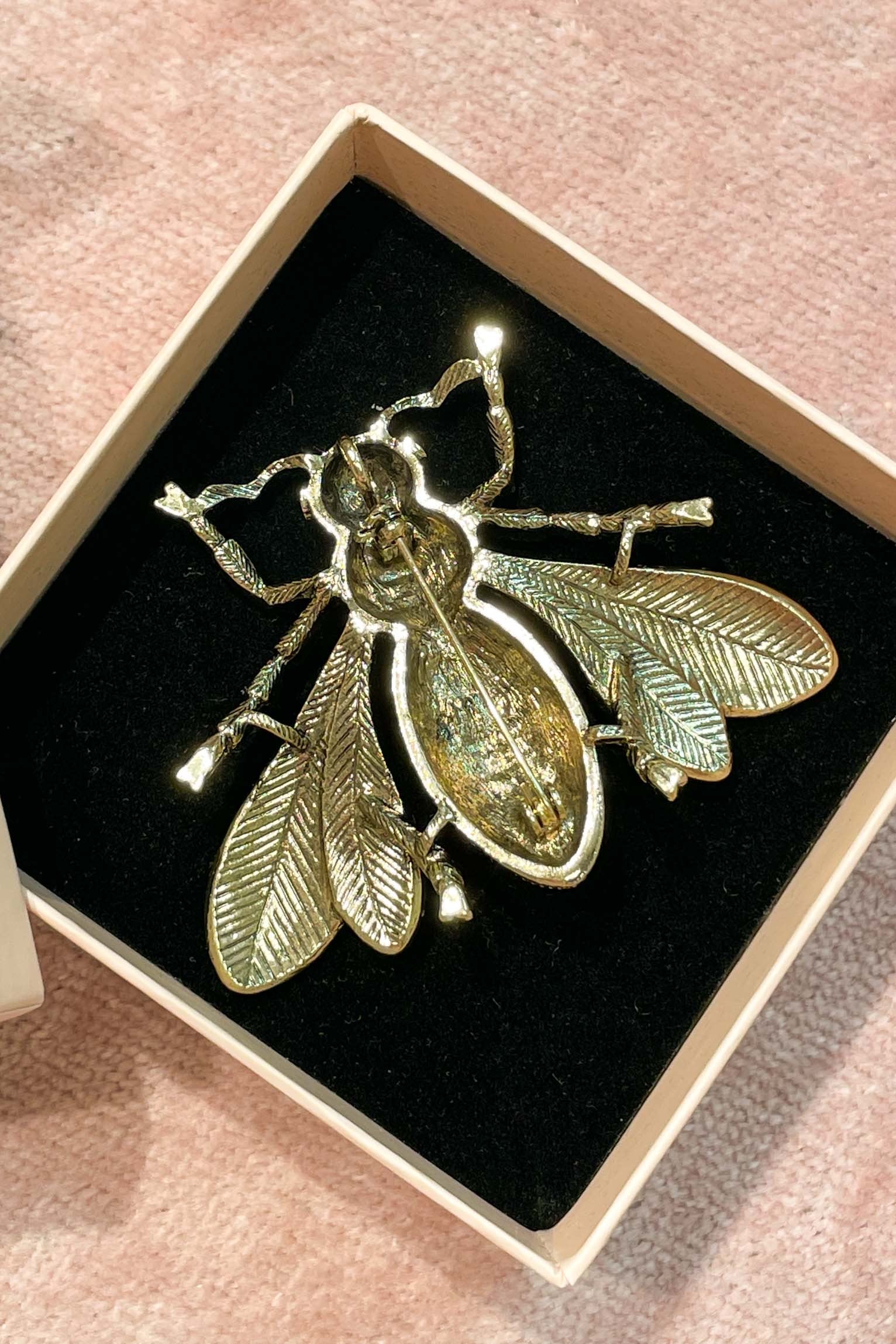 Broche insecto dorado